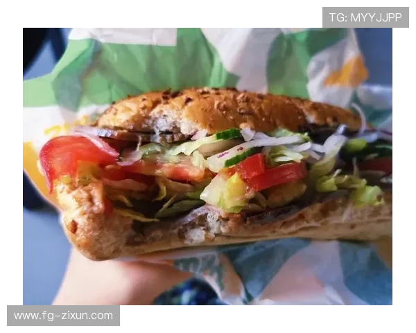 小威出门居然背个包啃三明治，是演明星呢还是演厨神？